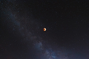 美国宇航局“洞察号”着陆器首次探测到的火星是一个地震活跃的世界