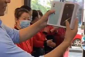 上海餐馆老板赠员工iPhone手机,遭键盘侠网络暴力