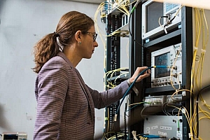 科学家刷新最快光纤世界纪录:178Tbps