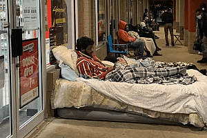 为购买PS5,美国玩家带气垫床排队并成功购得了商店中唯一的存货