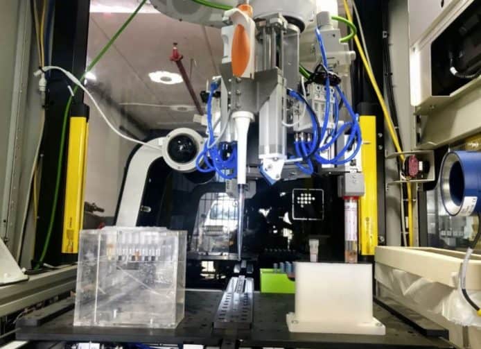 机器人在没有人参与的情况下完成病毒检测工作 