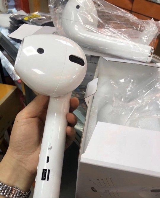 迪拜网民以500元购买AirPods，收到的竟然是一个巨型的AirPods