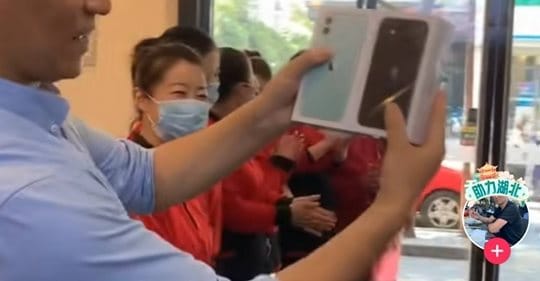 上海餐馆老板赠员工iPhone手机，遭键盘侠网络暴力