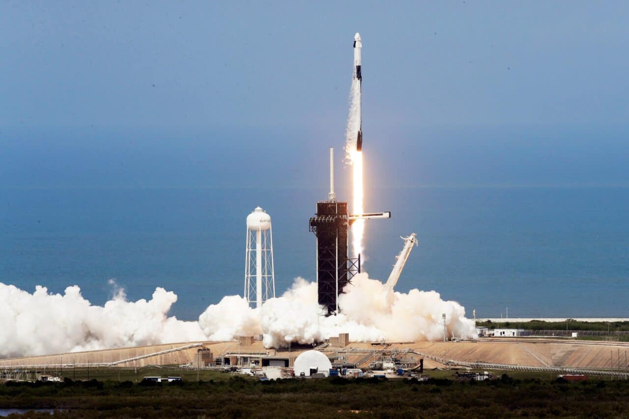 美国SpaceX 猎鹰9 号火箭成功发射升空
