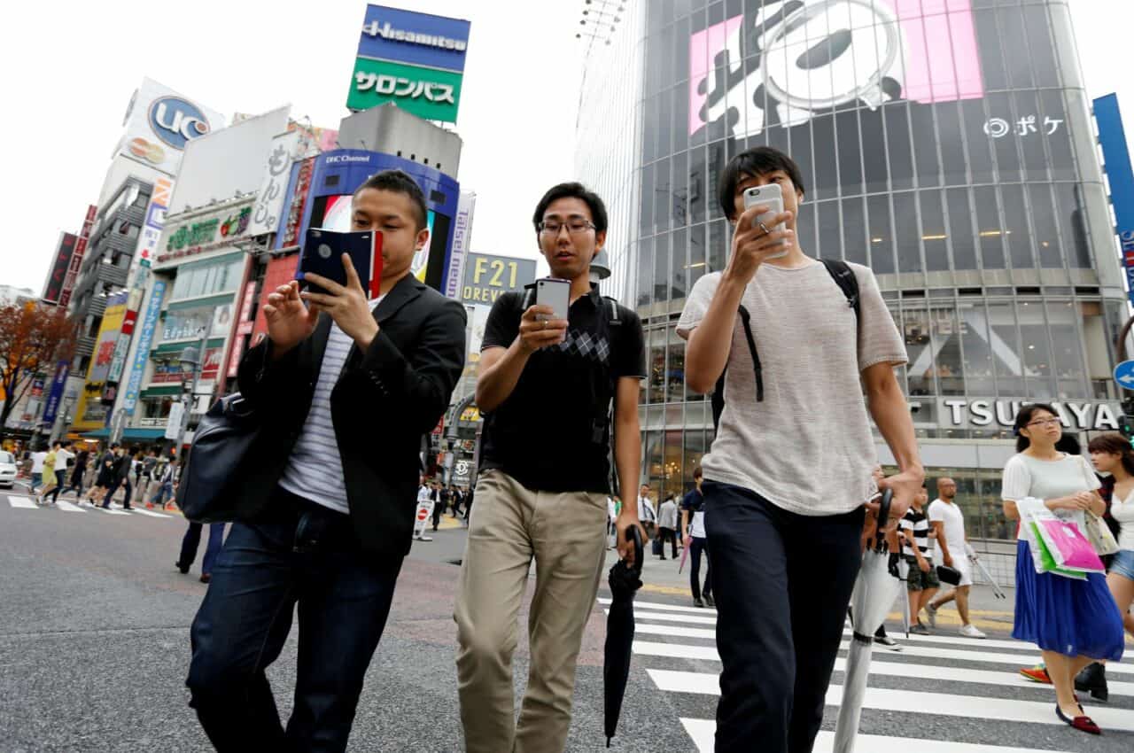 日本立法禁止走路时观看手机