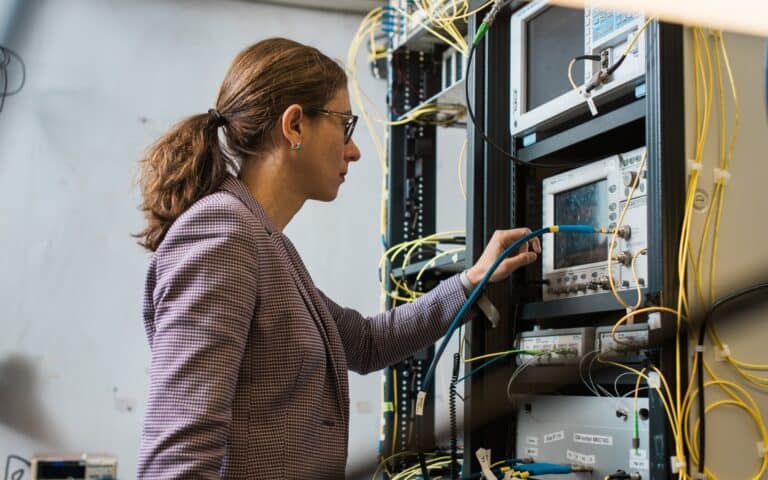 科学家刷新最快光纤世界纪录：178Tbps