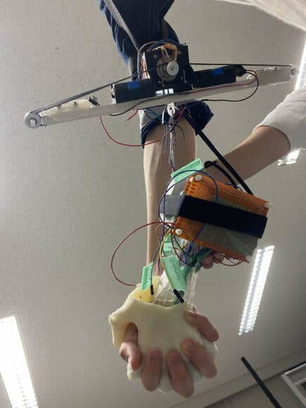 日本拟真机械手有温度有肉感，模仿女友“手拉手”