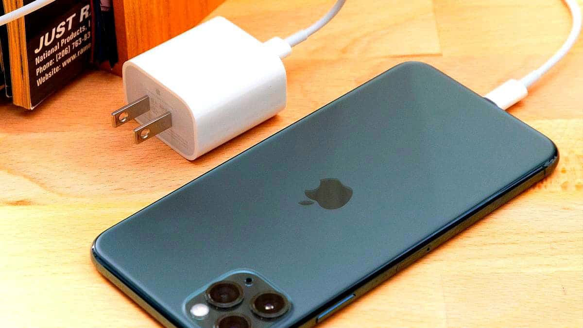 iPhone 12因未提供充电器被巴西用户起诉