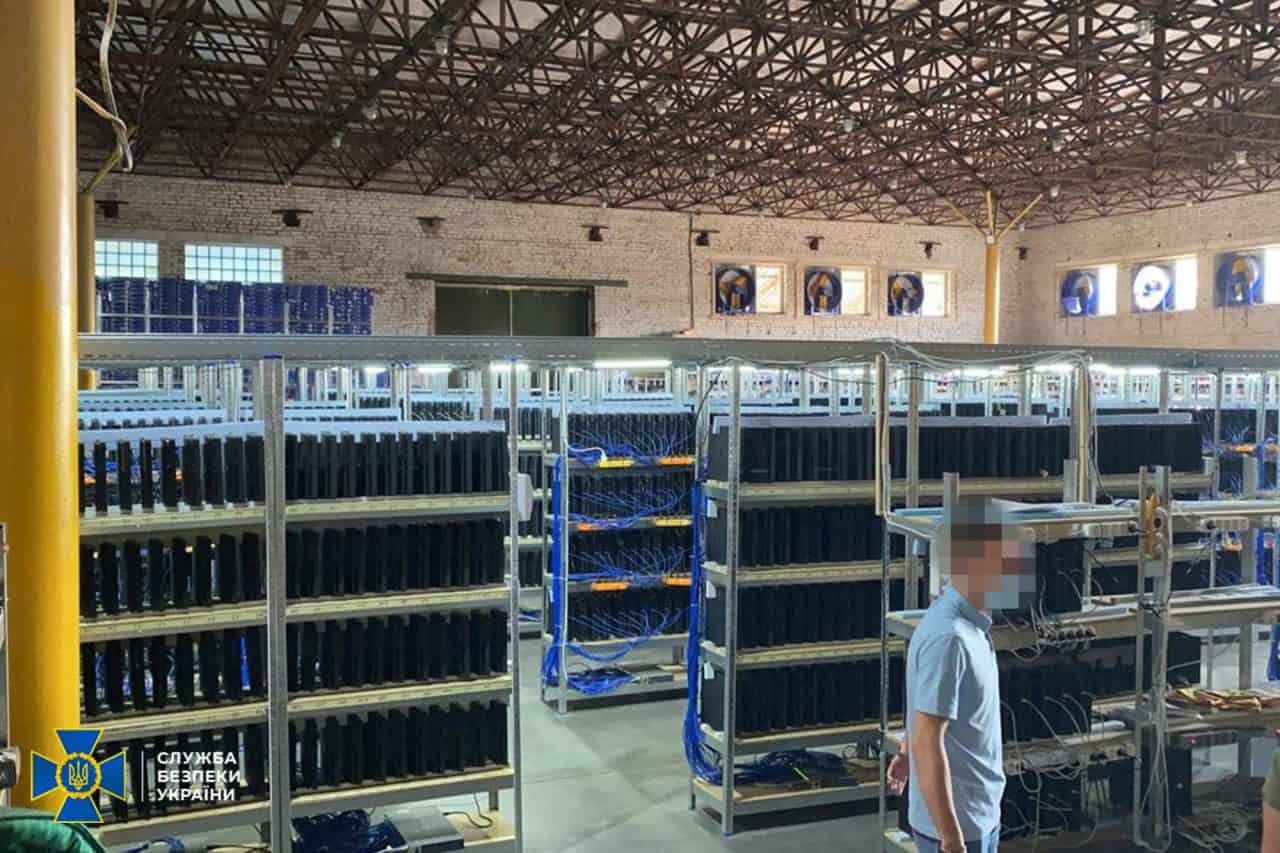 乌克兰打击非法加密货币矿场，缴获3800台PS4